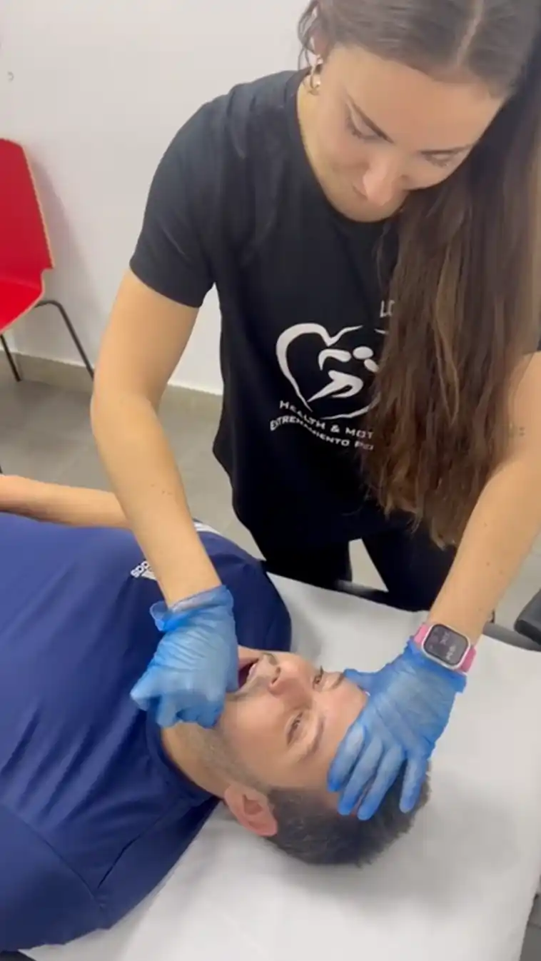 Sesión de fisioterapia maxilofacial realizada por Leire